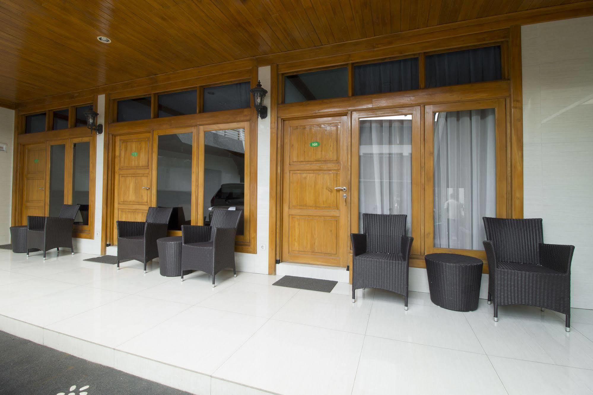 Reddoorz Plus @ Hegarmanah Bandung Exterior photo