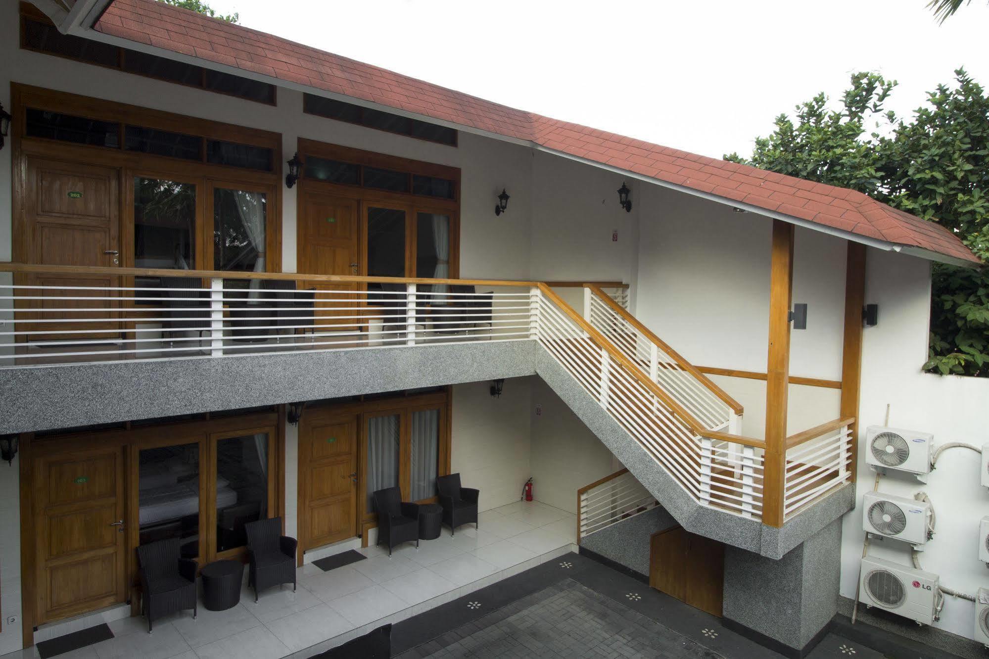 Reddoorz Plus @ Hegarmanah Bandung Exterior photo