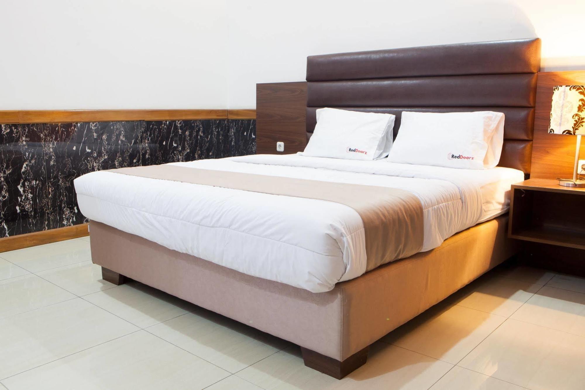 Reddoorz Plus @ Hegarmanah Bandung Exterior photo